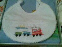 /album/ponto-de-cruz-infantil/fralda-com-comboio-bordada-jpg/